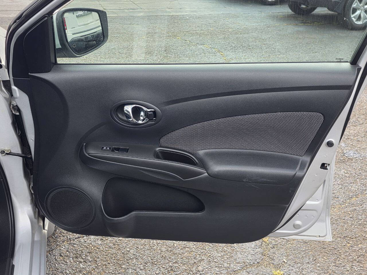 Used 2016 Nissan Versa SV image 11