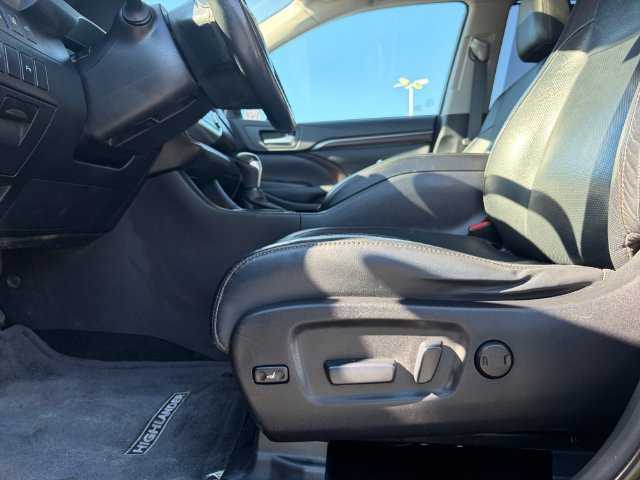 Used 2014 Toyota Highlander Limited w/ Driver Technology Package AWD/4WD image 14