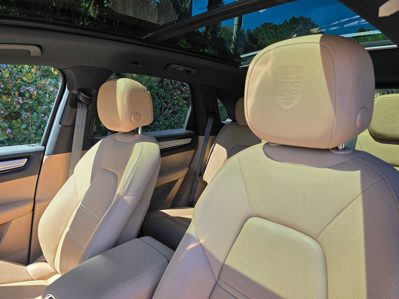 Used 2022 Porsche Cayenne Platinum Edition w/ Premium Package Plus image 26