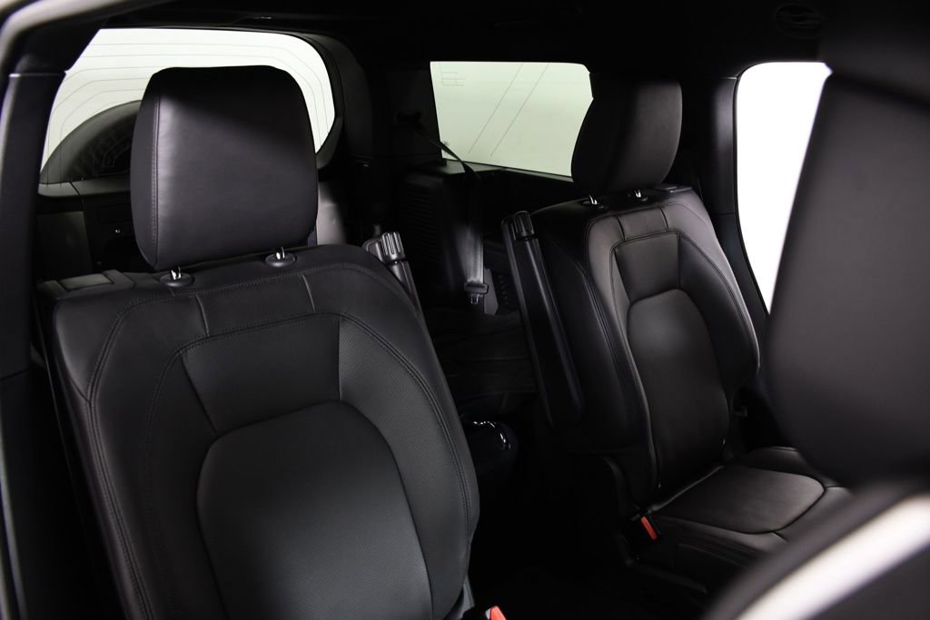 Used 2025 Land Rover Defender 130 X-Dynamic SE image 23