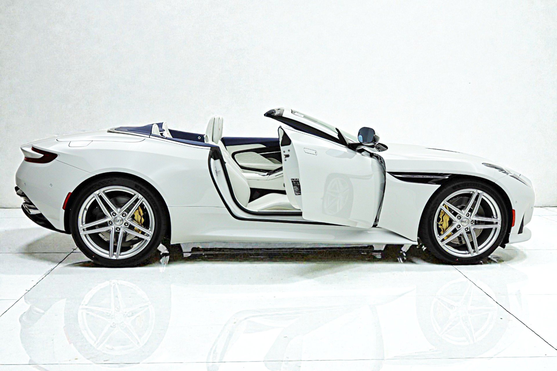 Used 2026 Aston Martin DB12 Convertible RWD image 15