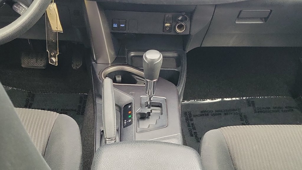 Used 2018 Toyota RAV4 LE FWD image 14