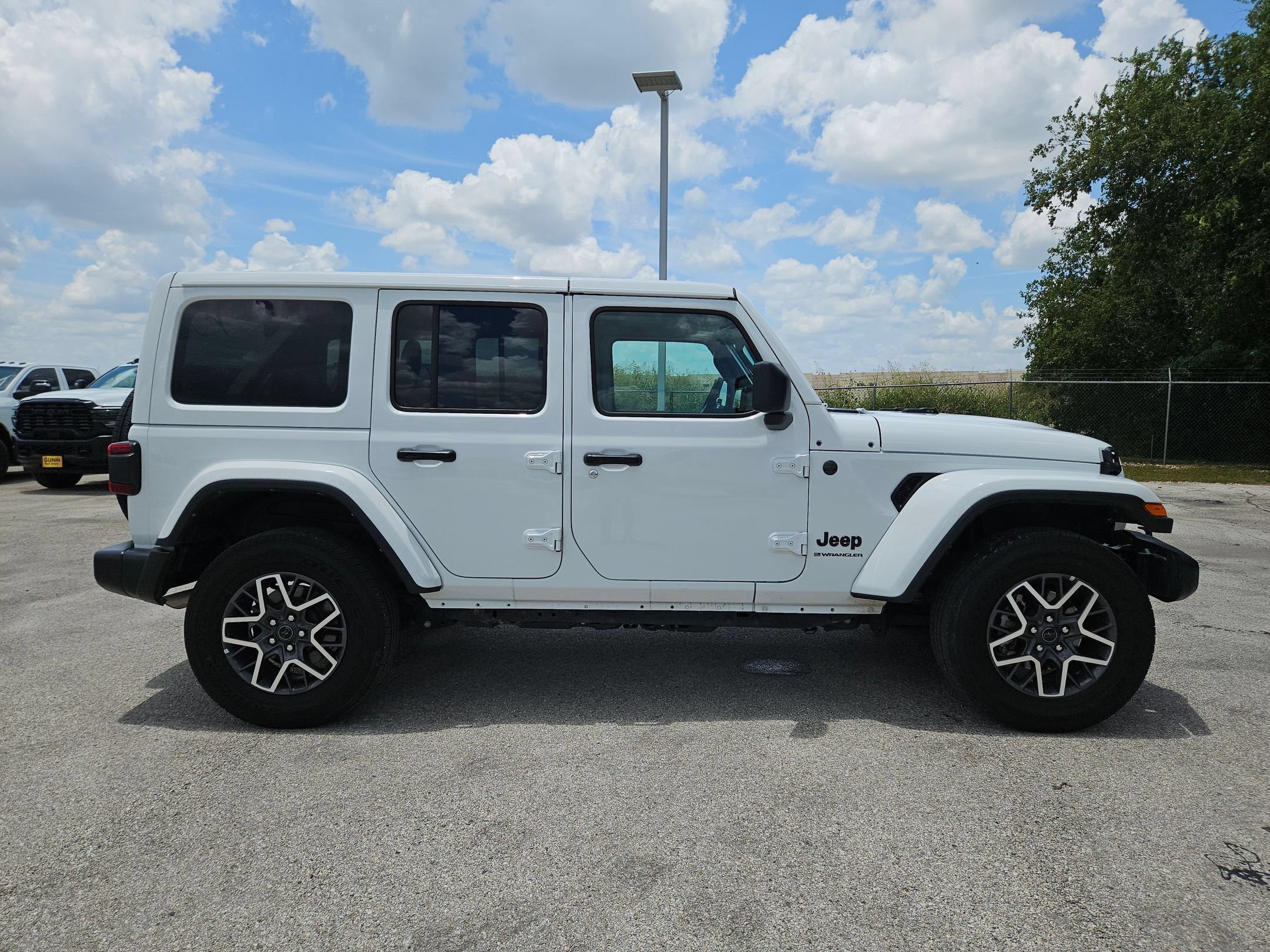 Used 2025 Jeep Wrangler Unlimited Sahara AWD/4WD image 2