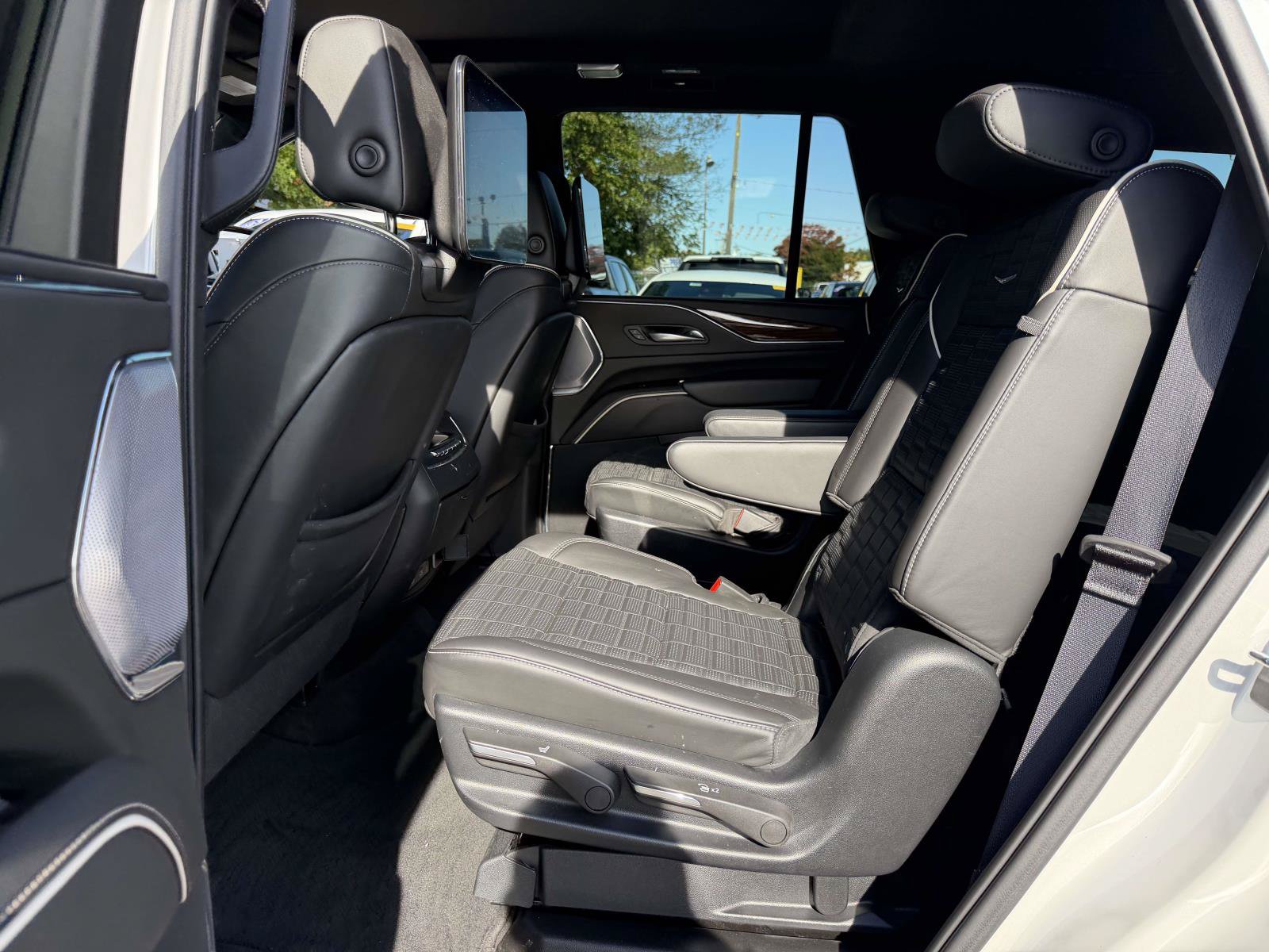 Used 2023 Cadillac Escalade Sport Platinum w/ LPO, ONYX Package AWD/4WD image 12