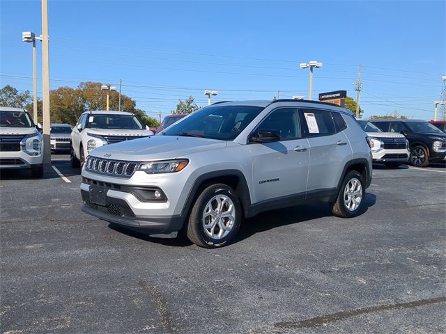 Used 2024 Jeep Compass Latitude image 2