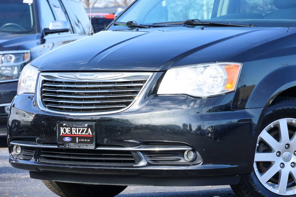 Used 2014 Chrysler Town & Country Touring FWD image 13