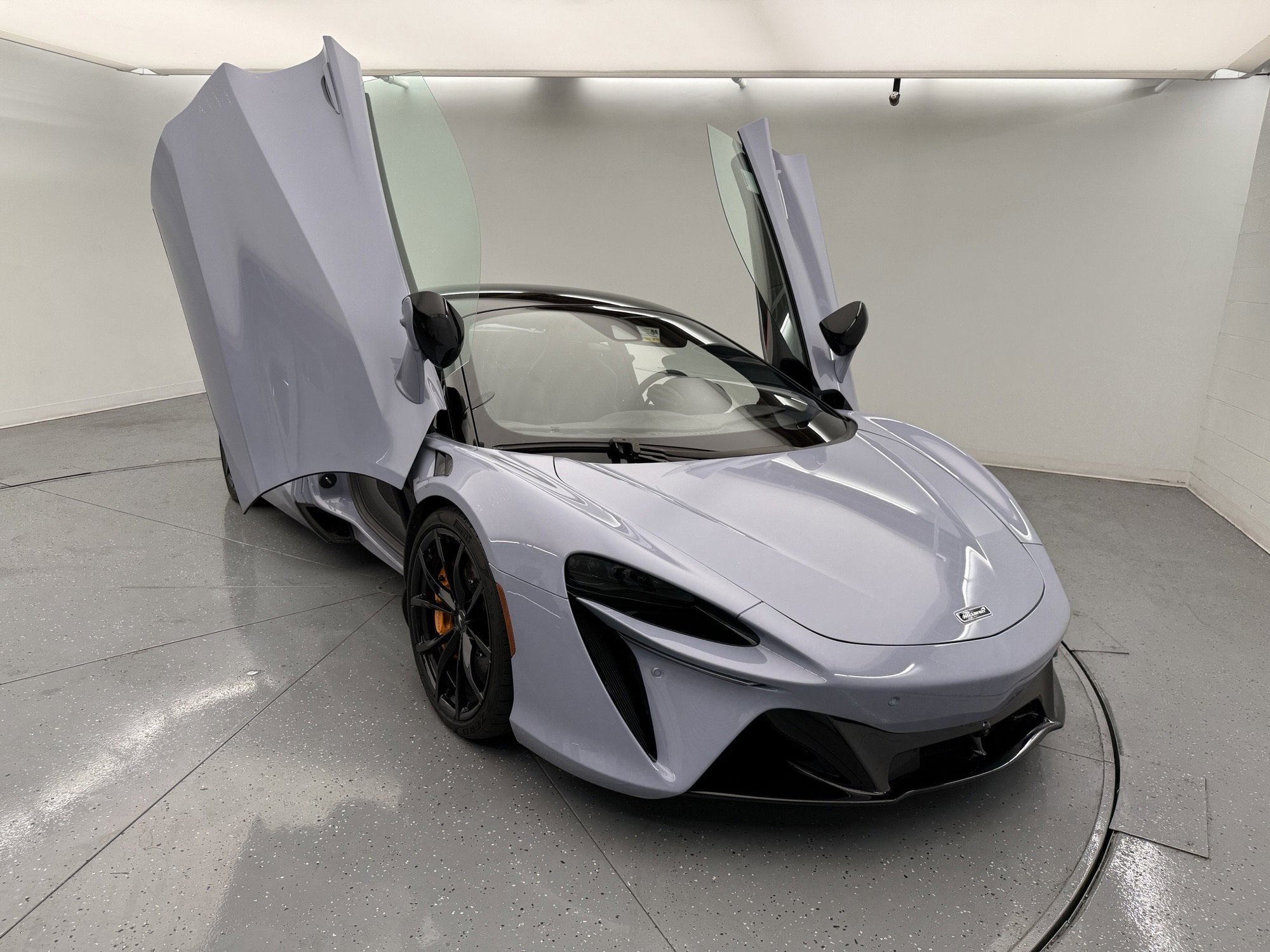 Used 2024 McLaren Artura image 1