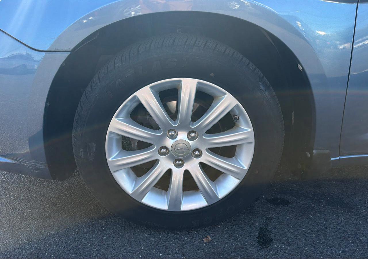 Used 2011 Chrysler 200 Touring FWD image 17