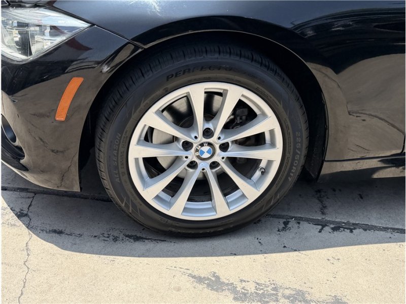 Used 2018 BMW 320i Sedan RWD image 11