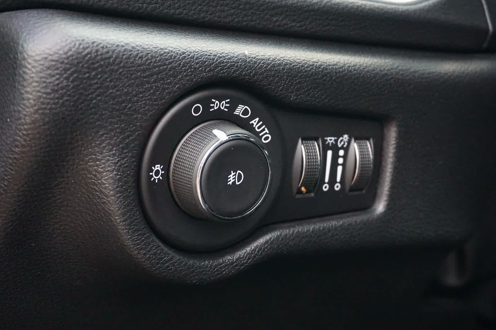 Used 2025 Chrysler Pacifica Limited FWD image 25