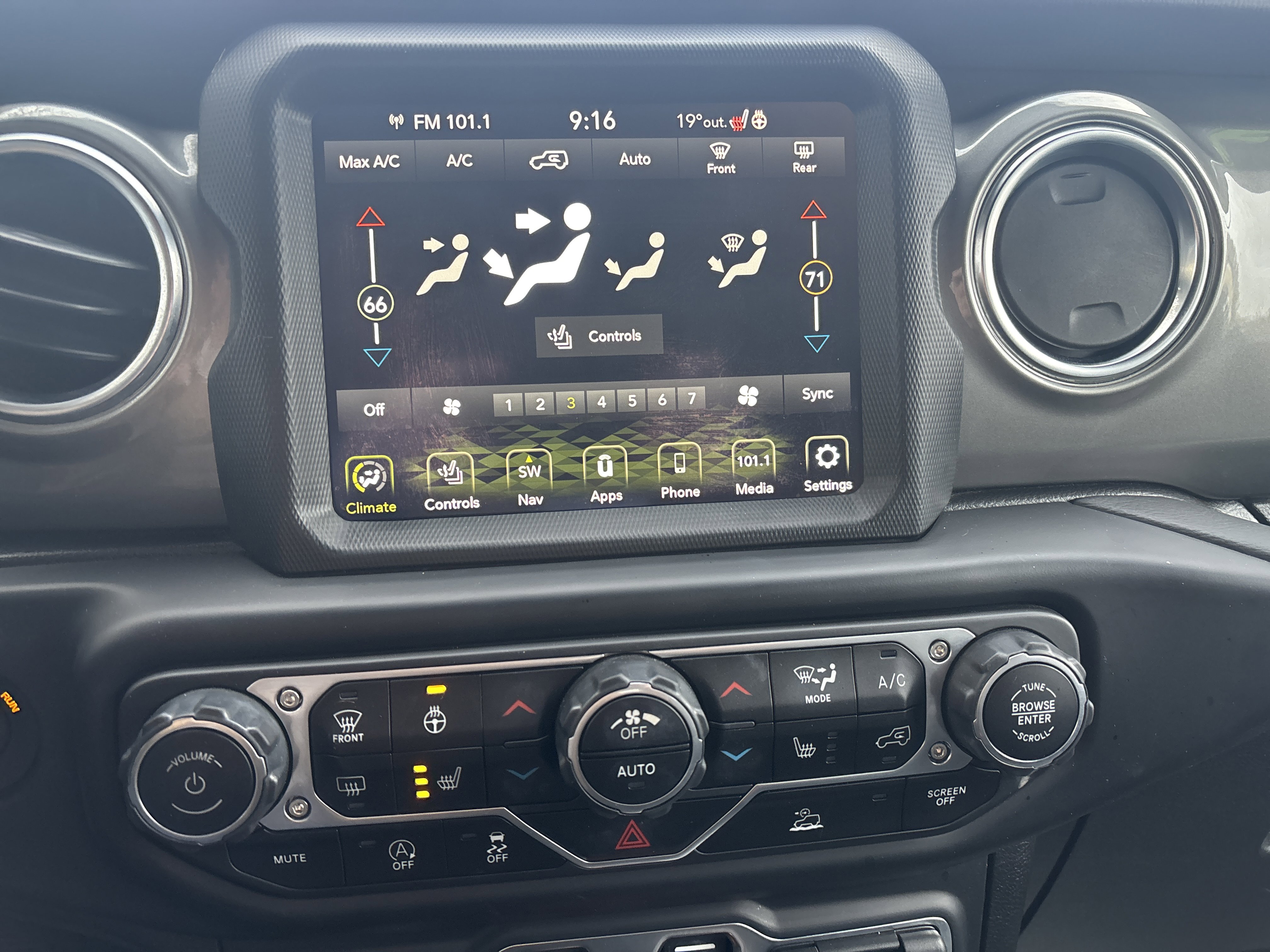 Used 2023 Jeep Wrangler Sahara w/ Cold Weather Group image 25