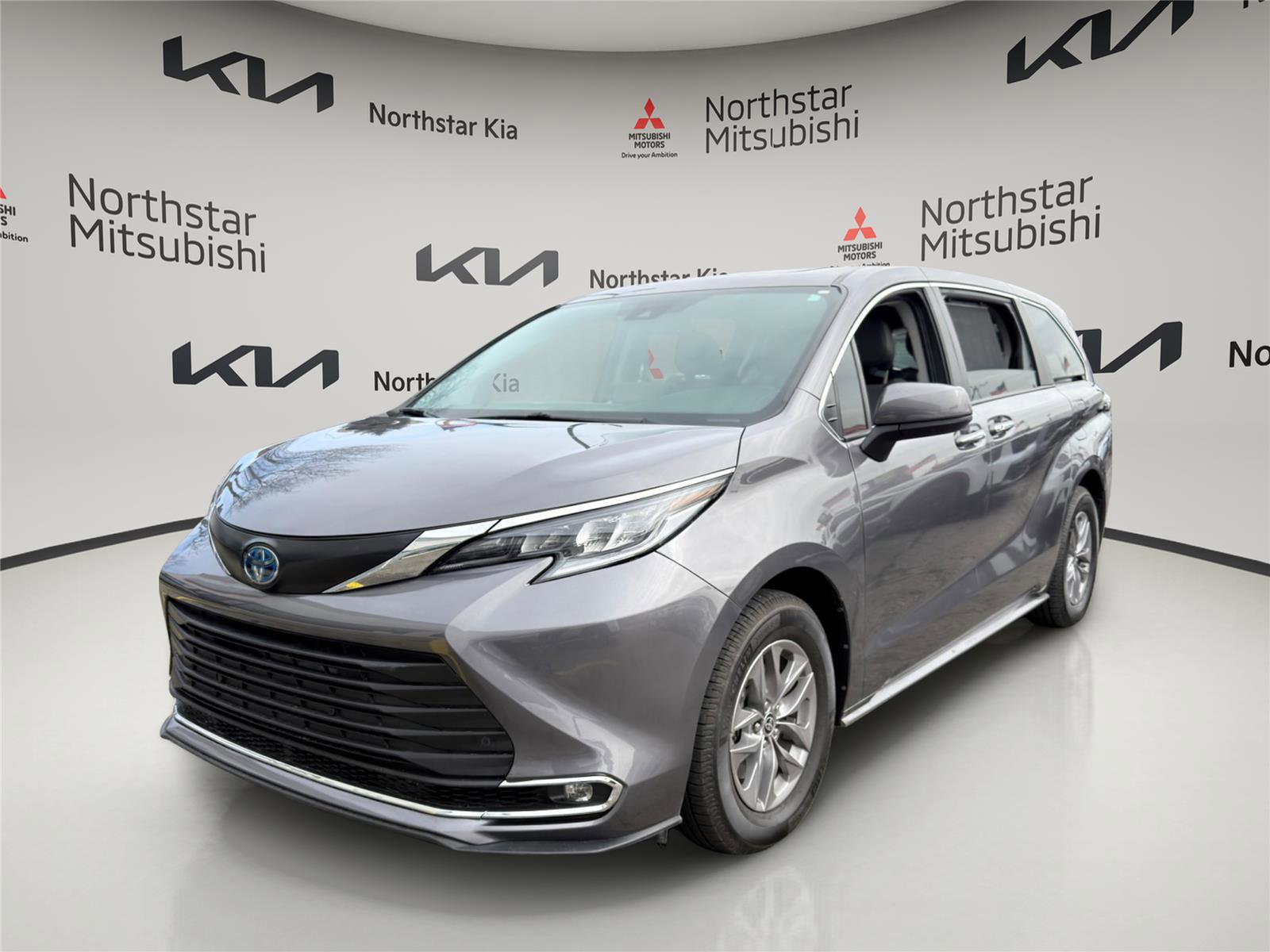 Used 2023 Toyota Sienna XLE image 1