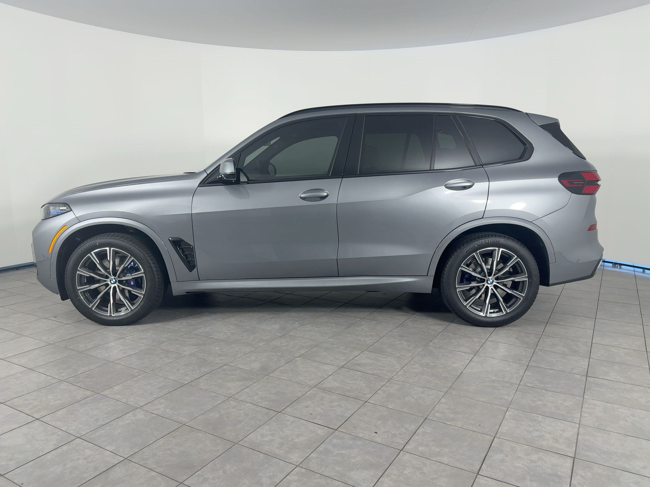 New 2026 BMW X5 xDrive40i w/ M Sport Package AWD/4WD image 2