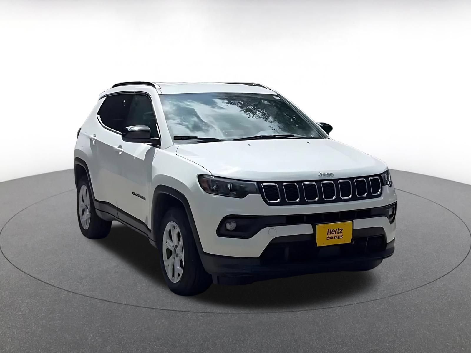 Used 2025 Jeep Compass Latitude AWD/4WD image 3
