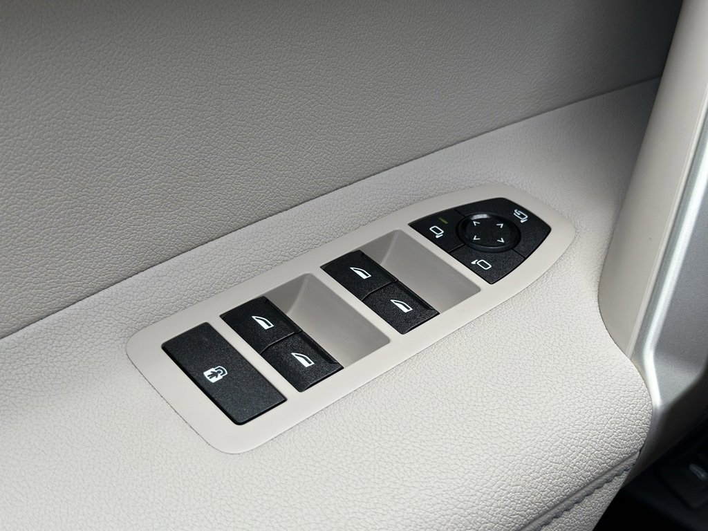 New 2026 BMW iX xDrive60 image 18