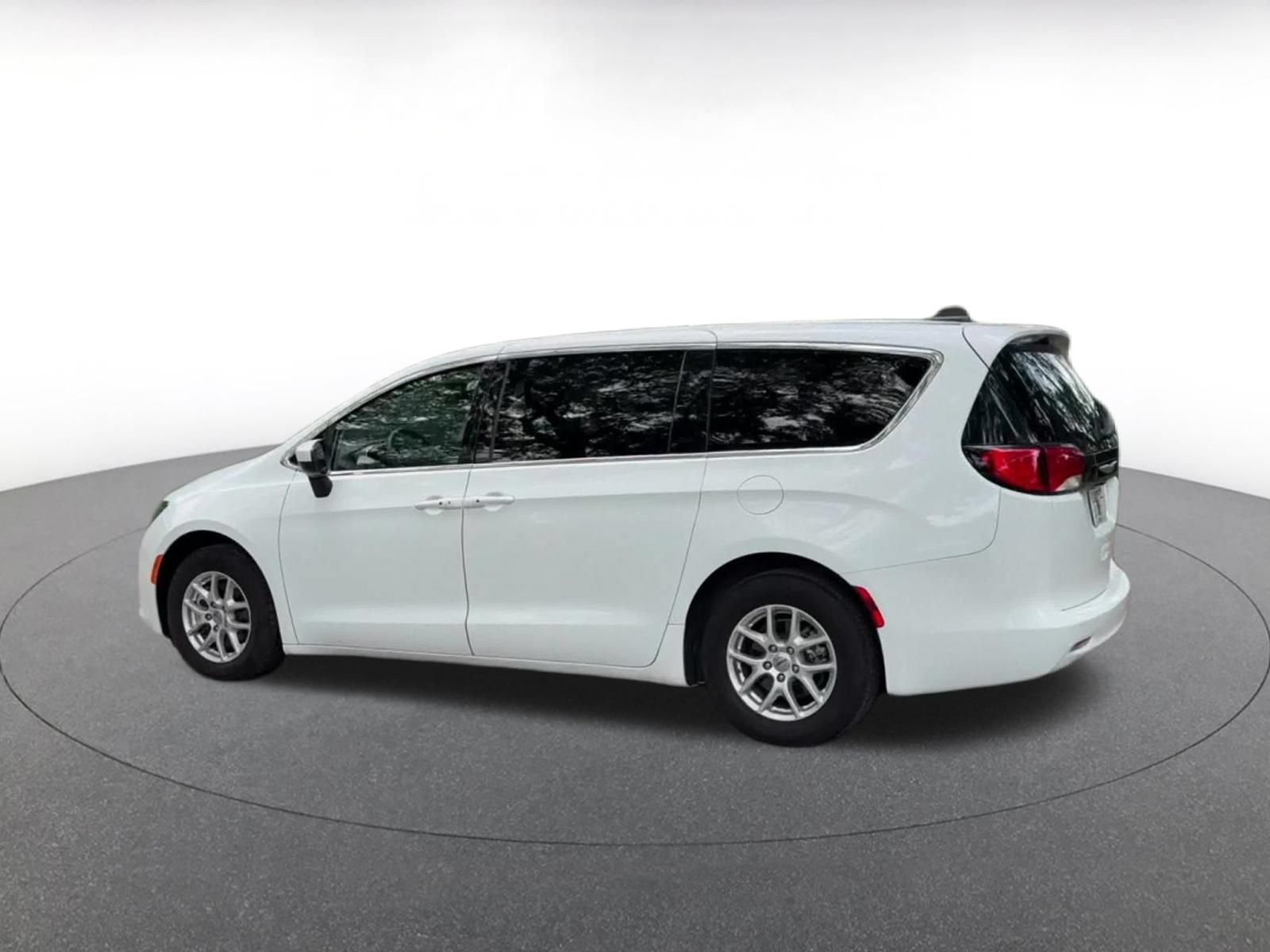 Used 2023 Chrysler Voyager LX FWD image 10