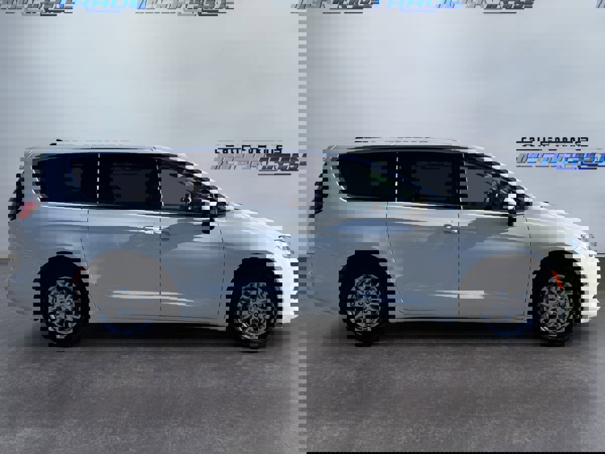 Used 2021 Chrysler Voyager LX image 4