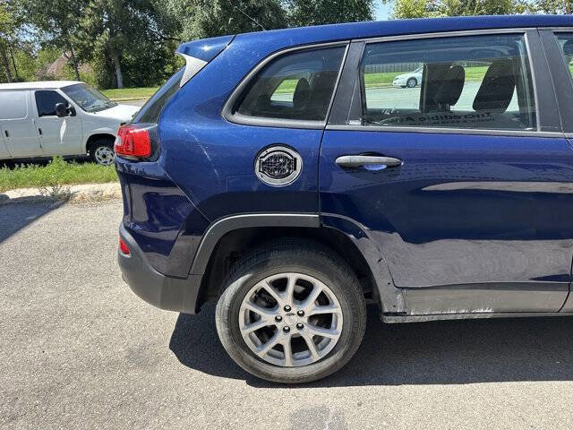 Used 2015 Jeep Cherokee Sport FWD image 8