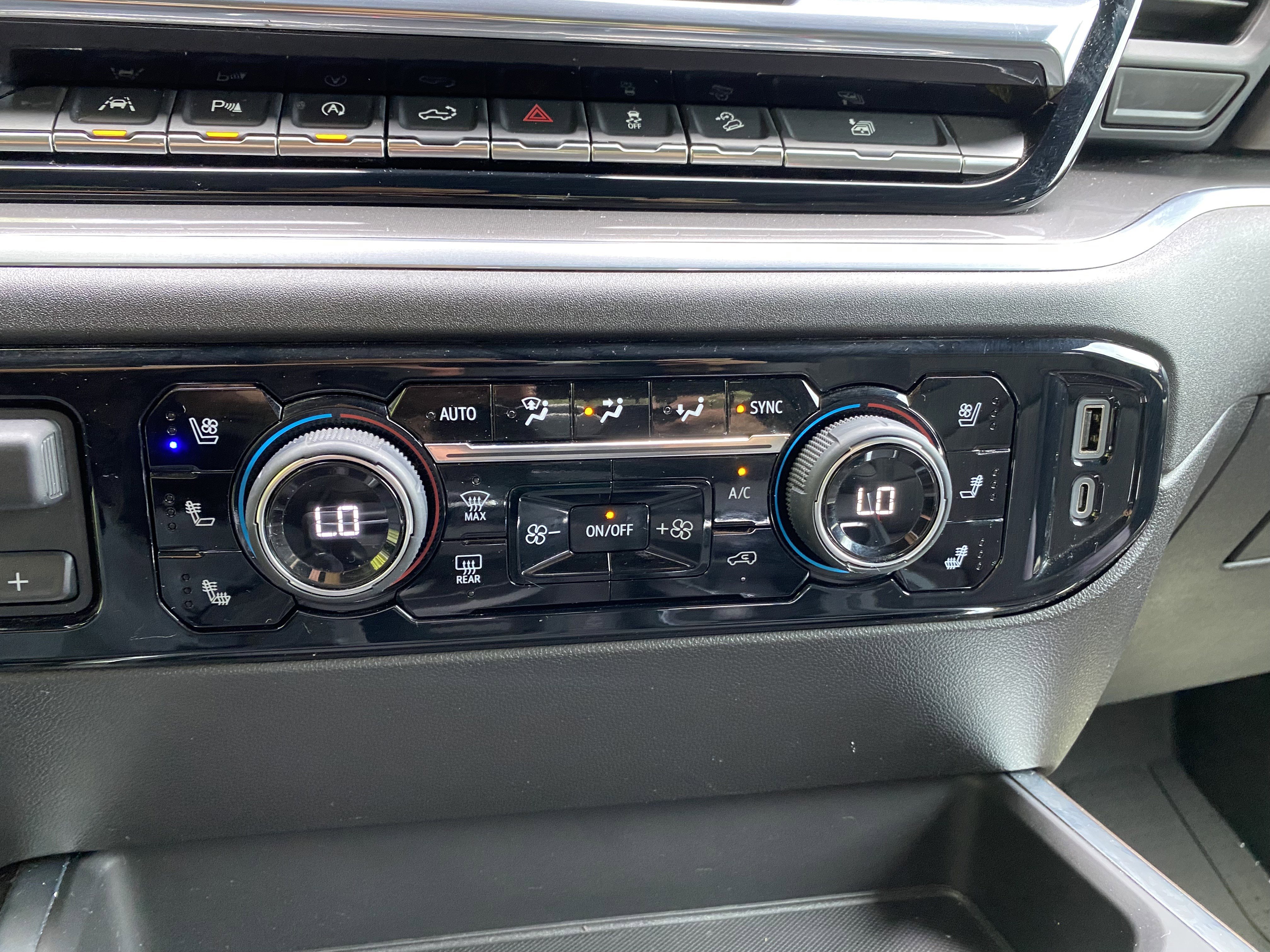 Used 2024 Chevrolet Silverado 1500 High Country w/ Technology Package AWD/4WD image 31