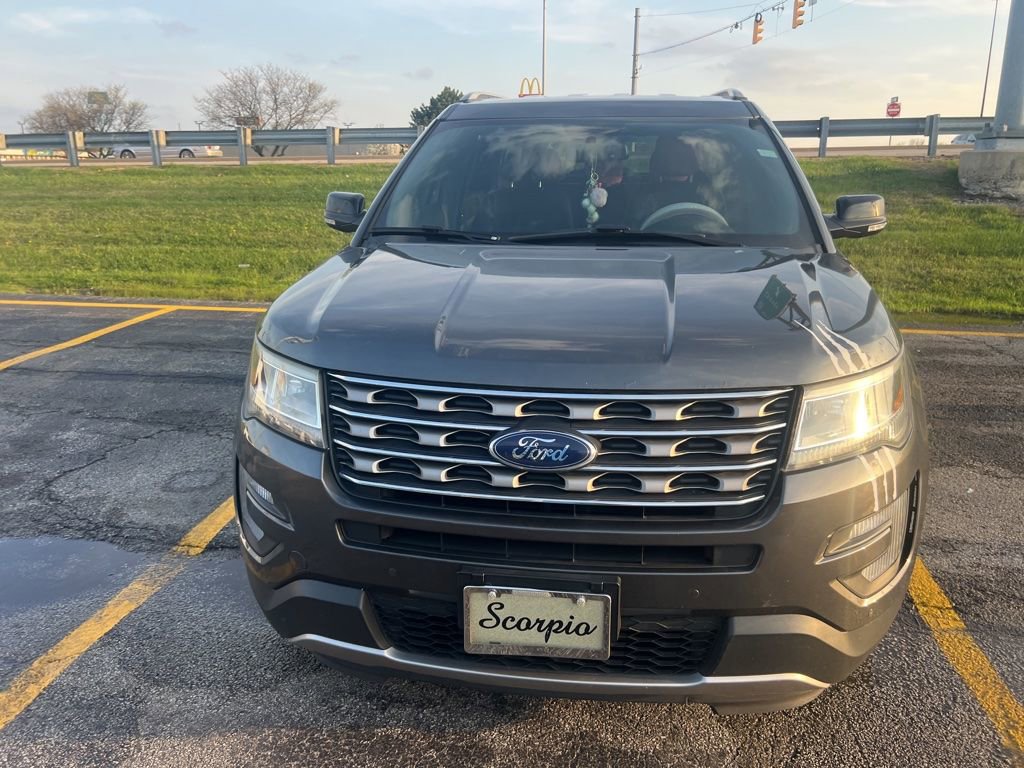 Used 2017 Ford Explorer XLT w/ Equipment Group 202A image 2