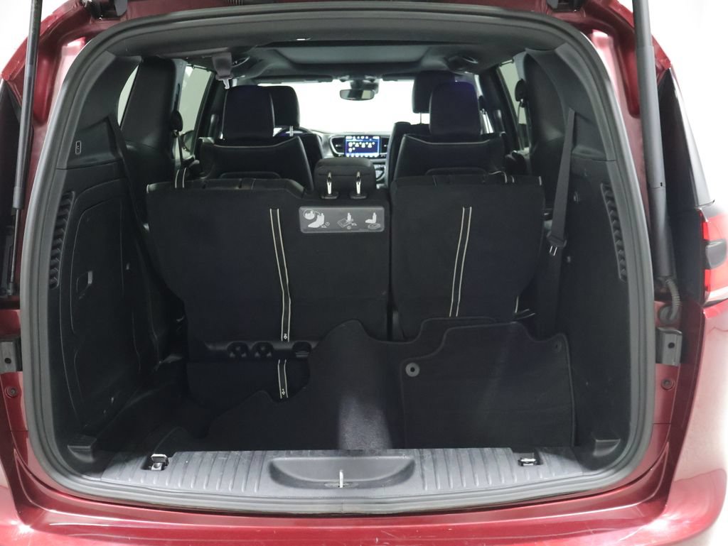 Used 2021 Chrysler Pacifica Limited w/ Uconnect Theater Family Group FWD image 4