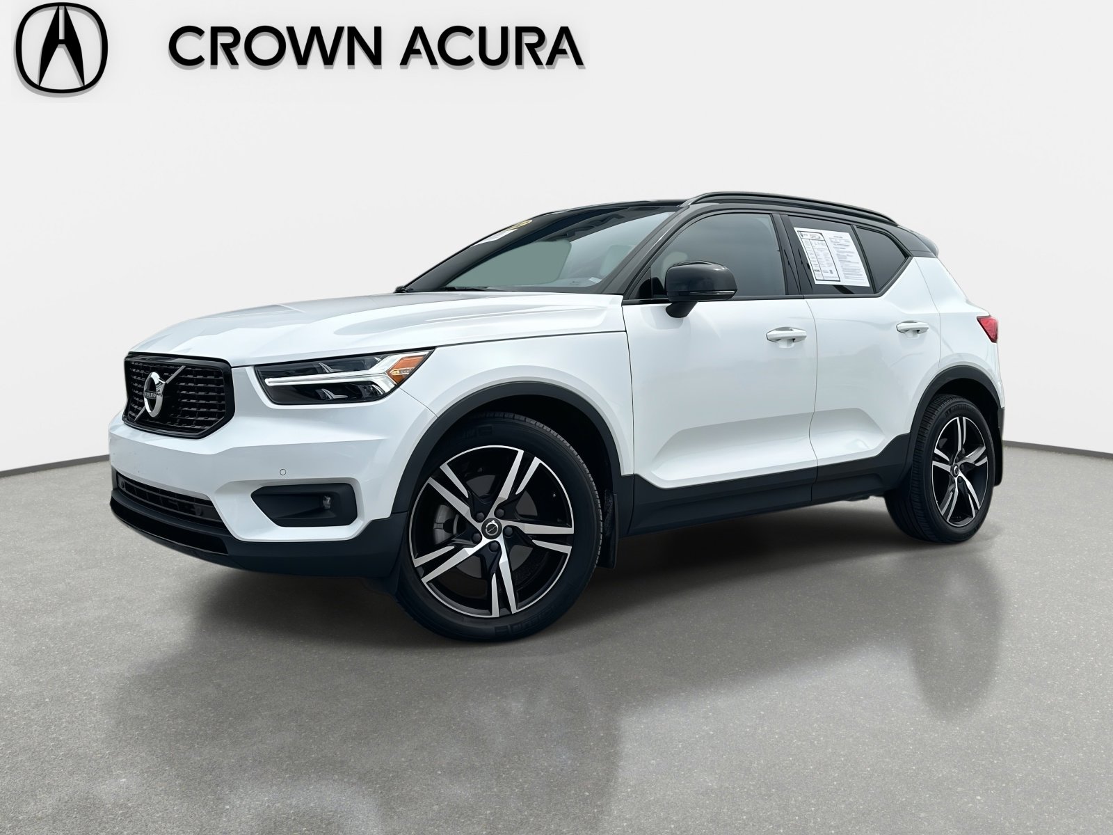 Used 2022 Volvo XC40 T5 R-Design image 1