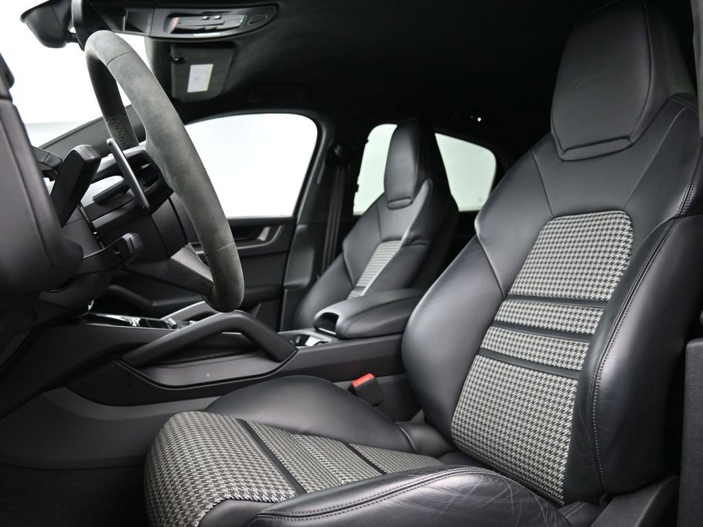 Certified 2024 Porsche Cayenne Turbo image 5