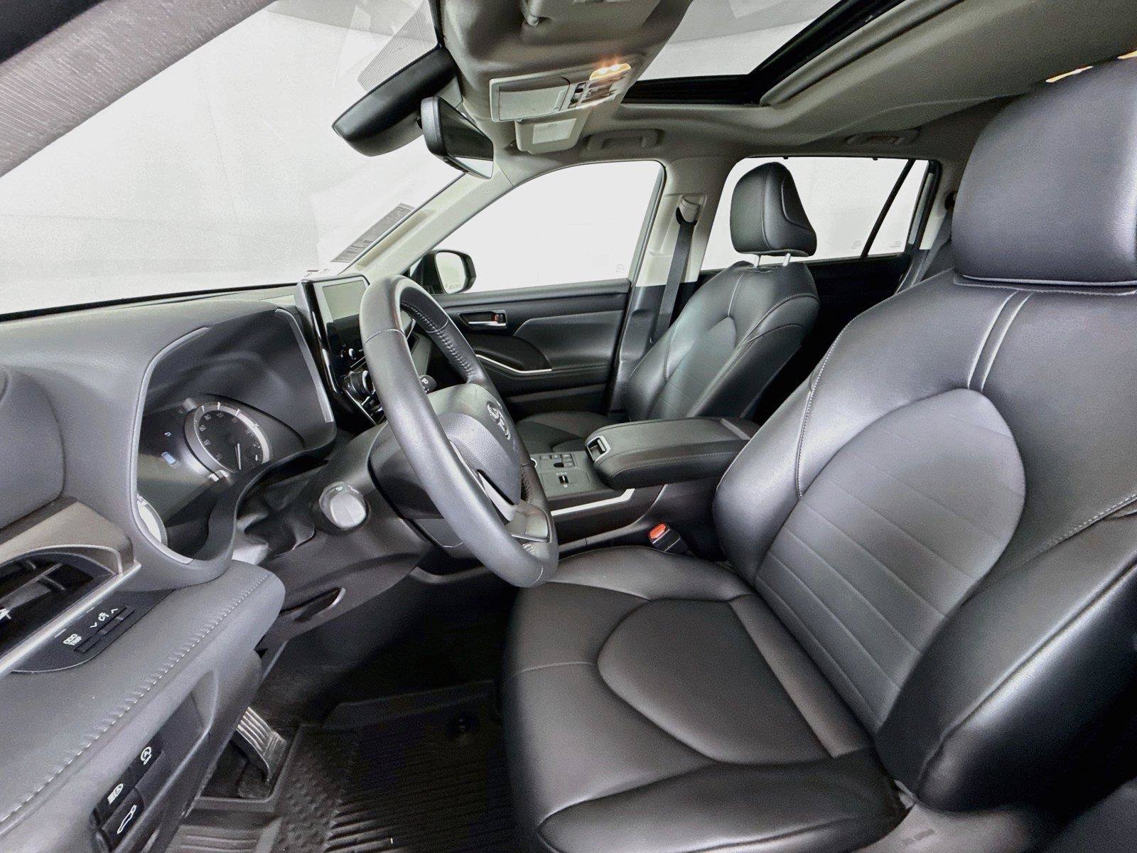 Certified 2025 Toyota Highlander XLE FWD image 3