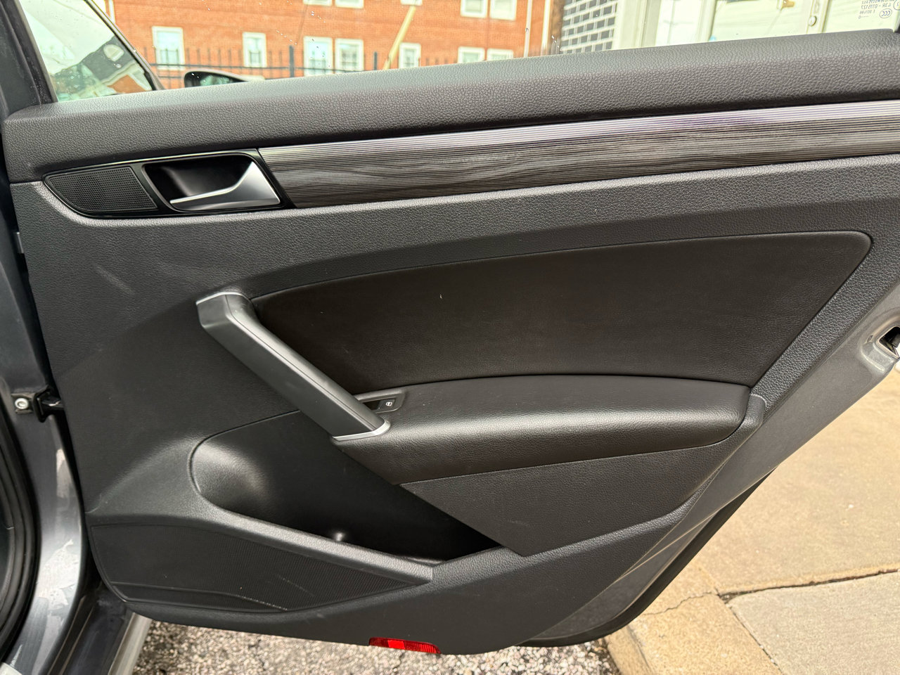 Used 2020 Volkswagen Passat 2.0T R-Line image 29