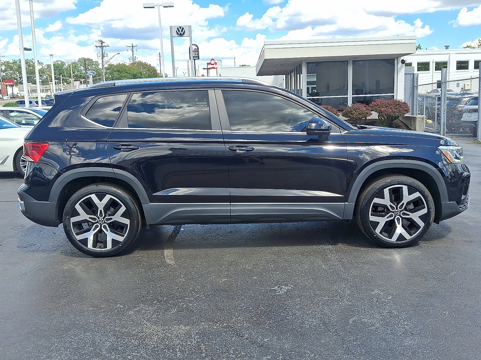 Certified 2022 Volkswagen Taos SEL image 7
