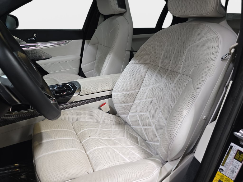 Certified 2023 BMW i7 xDrive60 AWD/4WD image 17