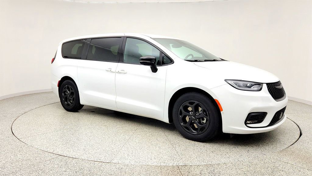 Used 2024 Chrysler Pacifica Limited FWD image 3