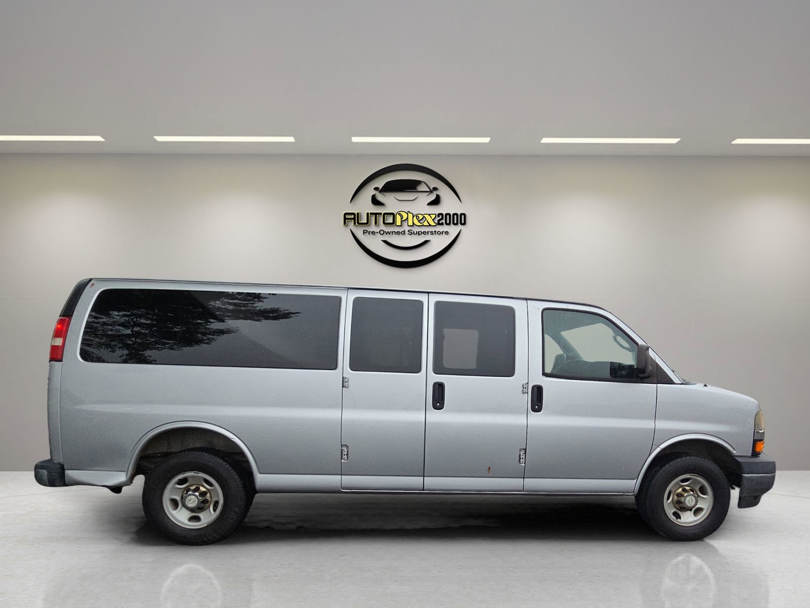Used 2017 Chevrolet Express 3500 LT w/ LT Preferred Equipment Group image 8