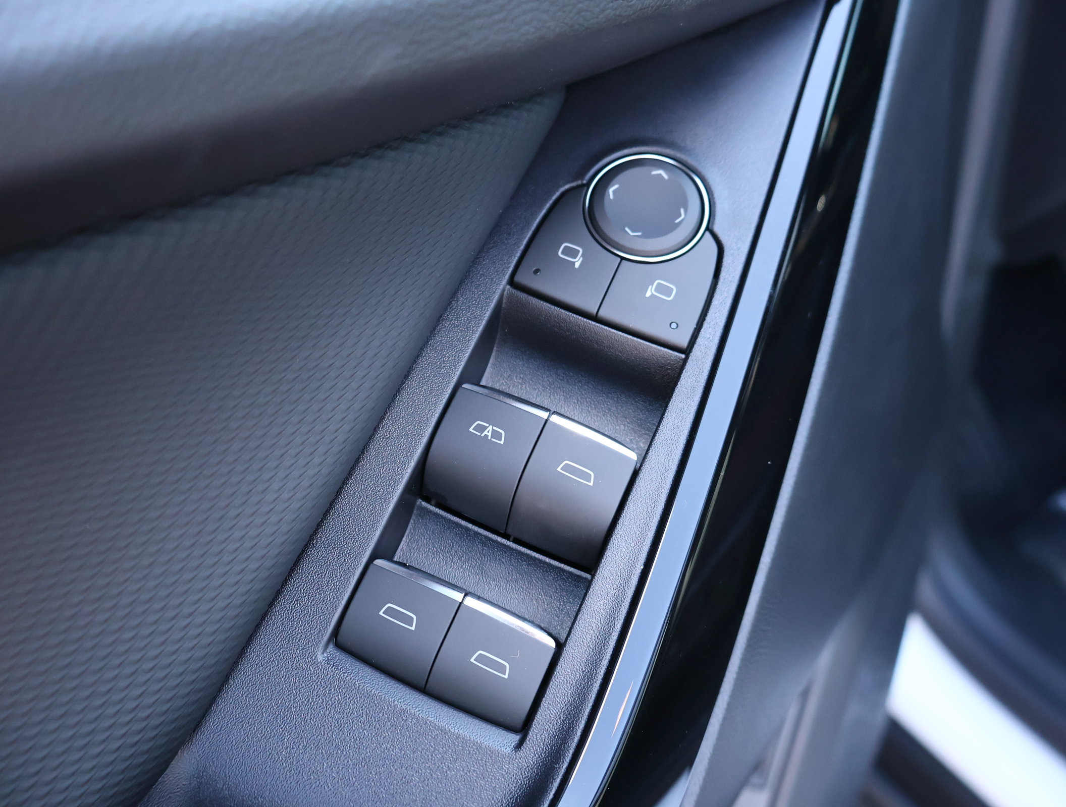New 2027 Chevrolet Equinox RS w/ Safety and Technology Package FWD image 7