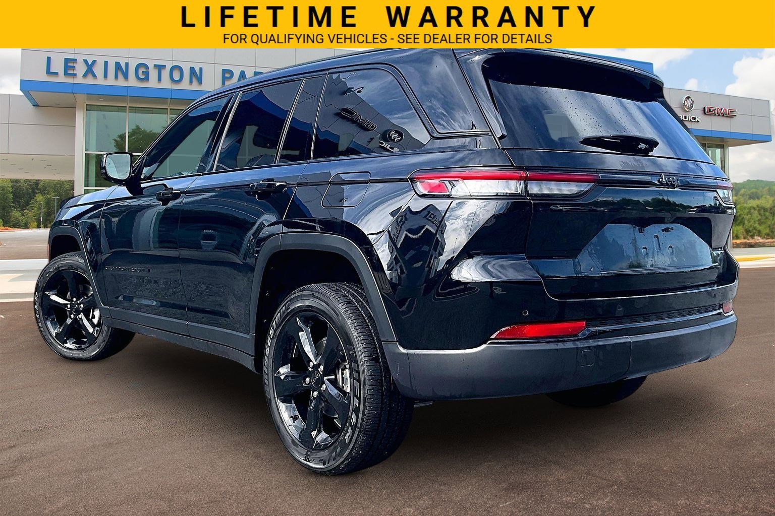 Used 2025 Jeep Grand Cherokee Altitude RWD image 3