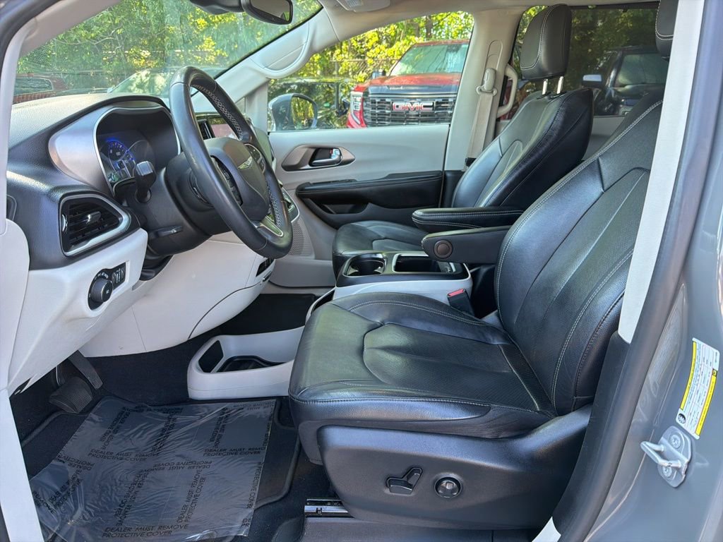 Used 2022 Chrysler Pacifica Touring-L image 16