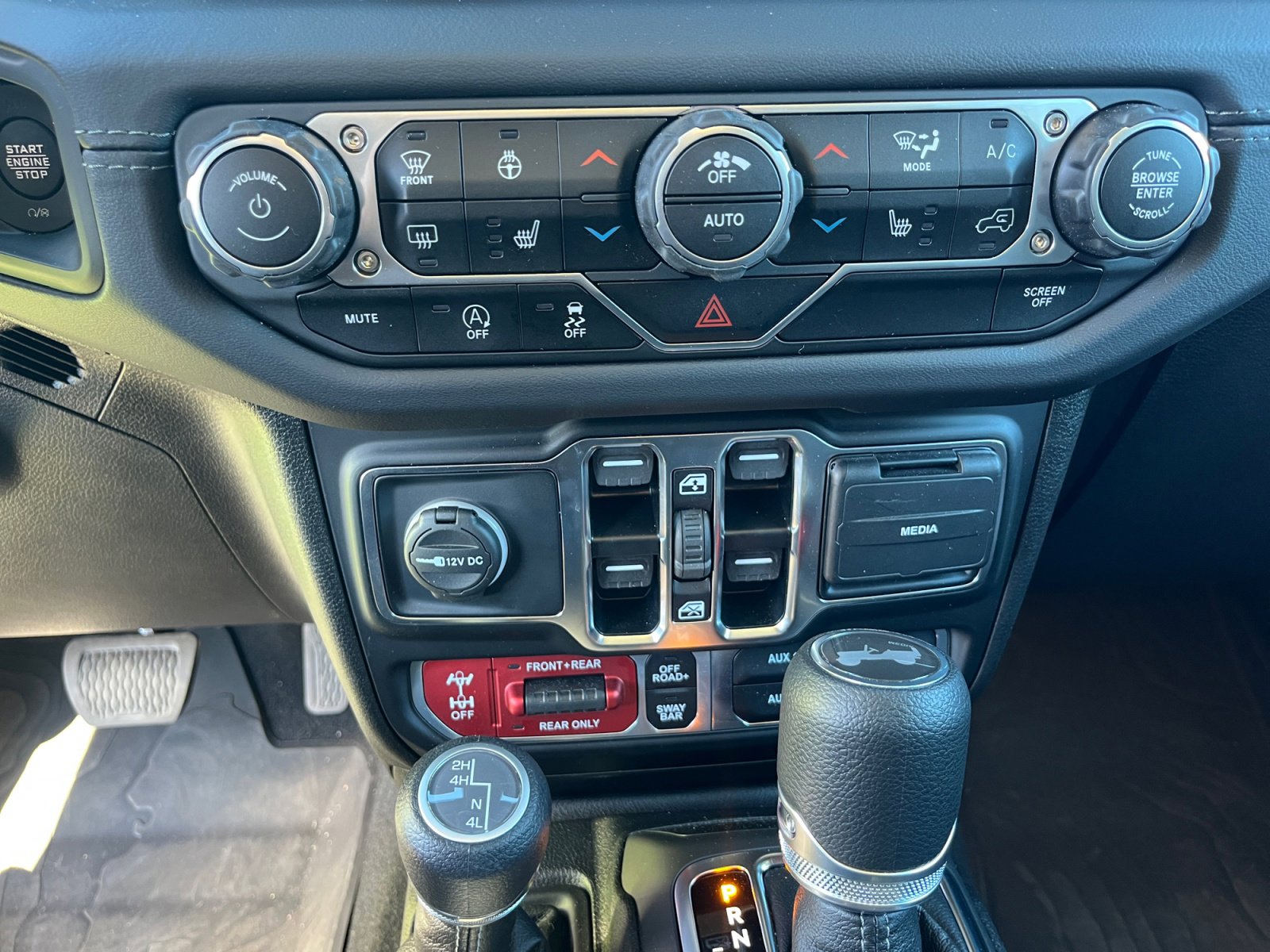 Used 2025 Jeep Wrangler Unlimited Rubicon w/ Technology Group image 31