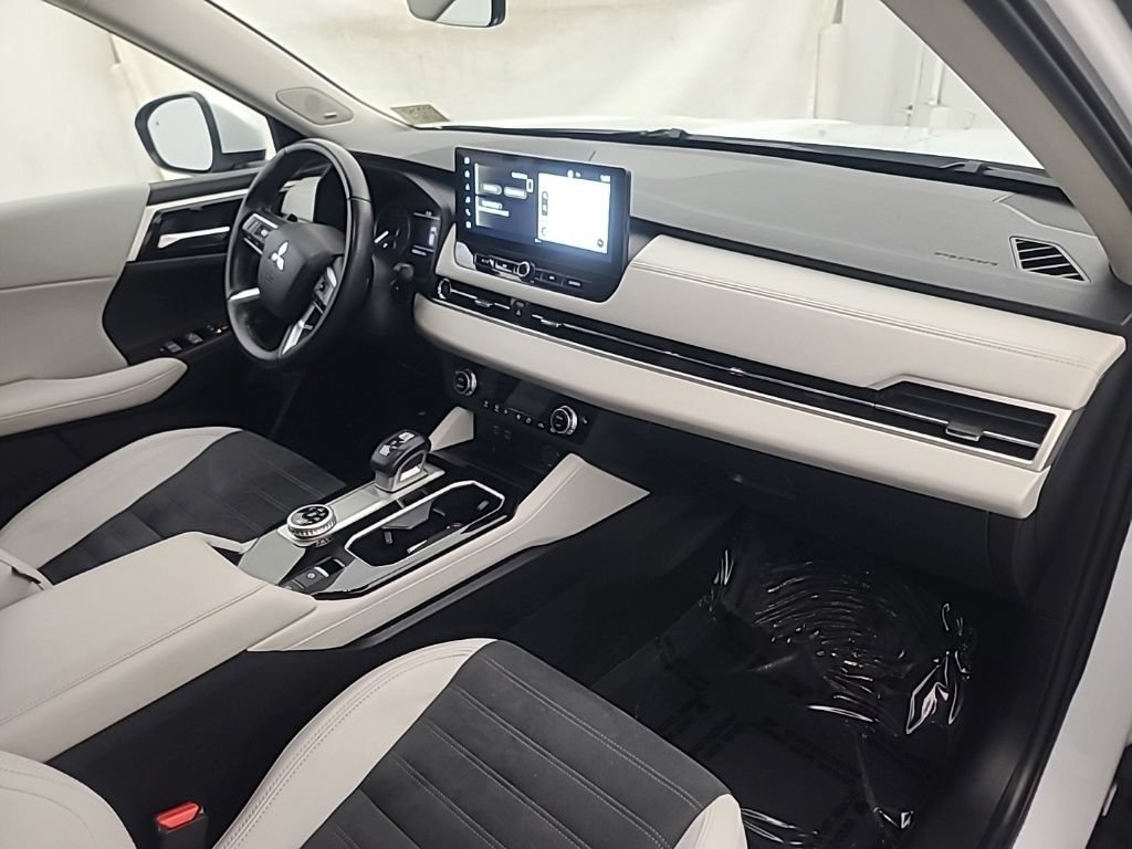 Used 2025 Mitsubishi Outlander SE AWD/4WD image 14