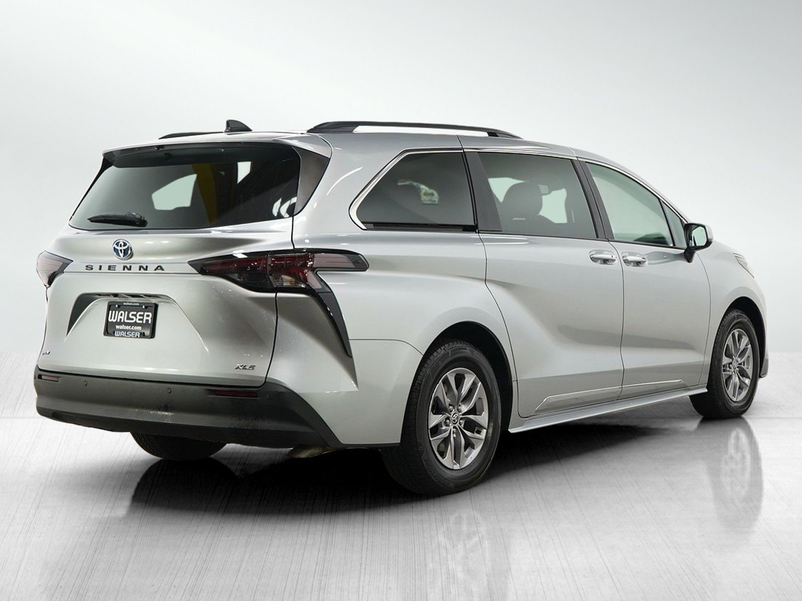 Used 2025 Toyota Sienna XLE FWD image 6
