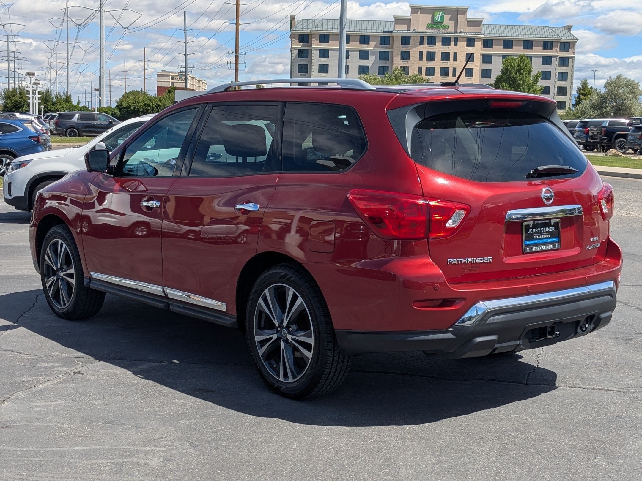 Used 2017 Nissan Pathfinder Platinum w/ Family Entertainment Package AWD/4WD image 3