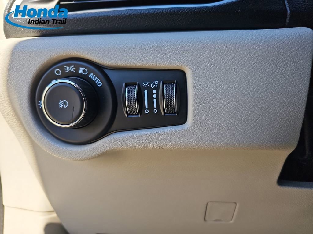 Used 2021 Chrysler Pacifica Touring-L image 28