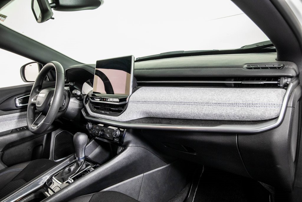 Used 2024 Jeep Compass Sport image 18