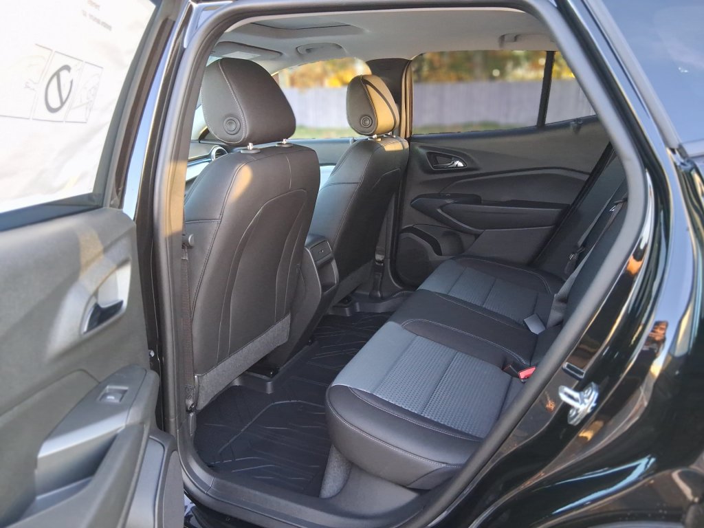 New 2026 Chevrolet Trax LT w/ Sunroof Package FWD image 18