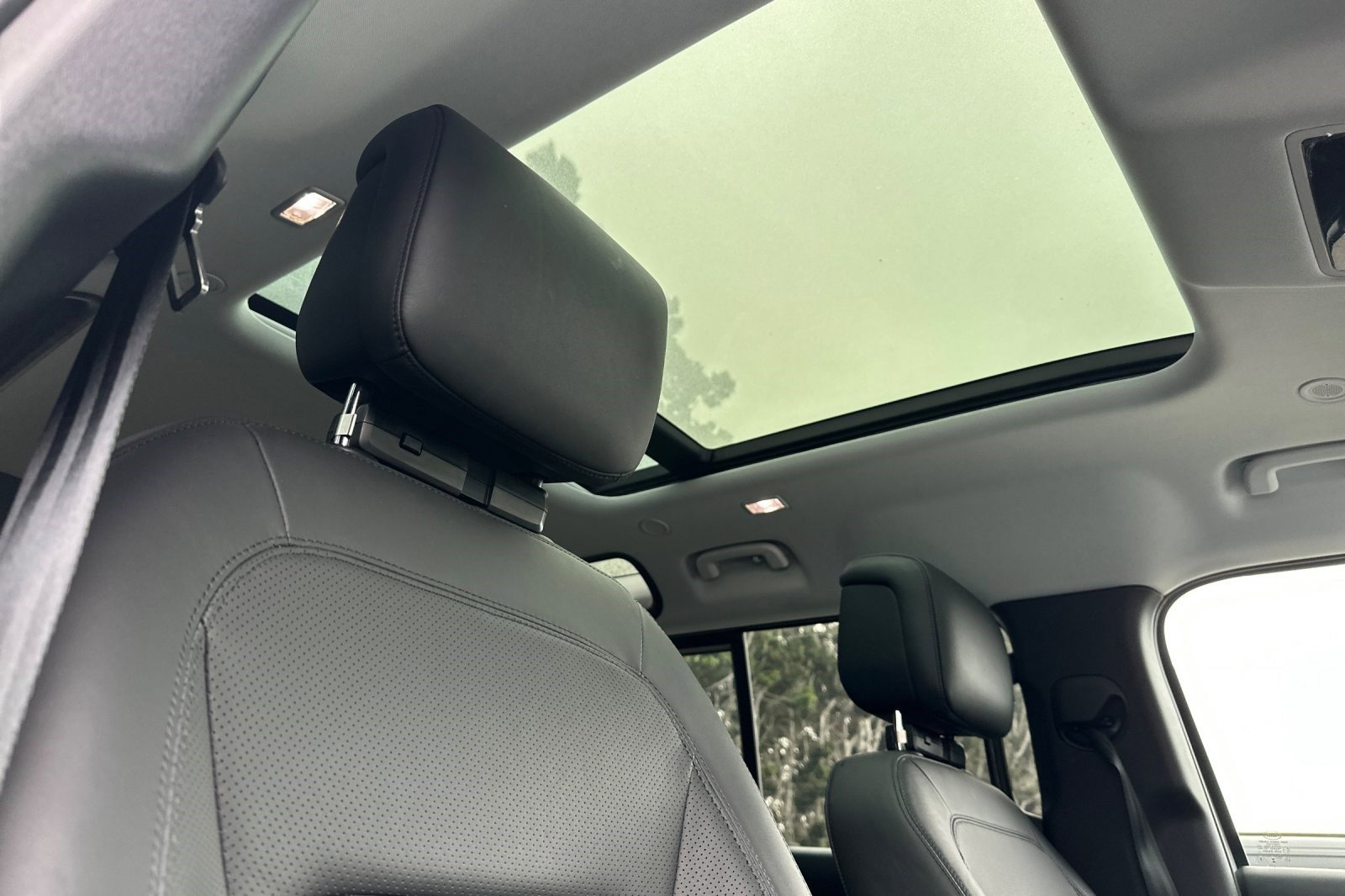 Used 2025 Land Rover Defender 110 S image 25