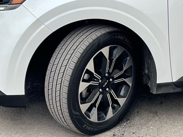 Certified 2024 Kia Carnival EX image 3