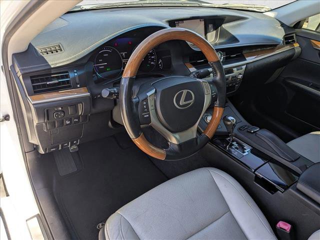 Used 2015 Lexus ES 300h w/ Navigation System Package image 10