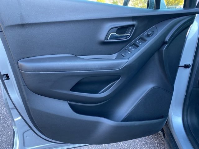 Used 2020 Chevrolet Trax LT w/ LT Convenience Package AWD/4WD image 19