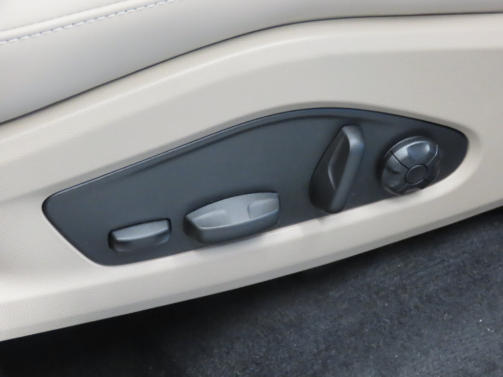 New 2026 Porsche Macan Electric RWD image 41
