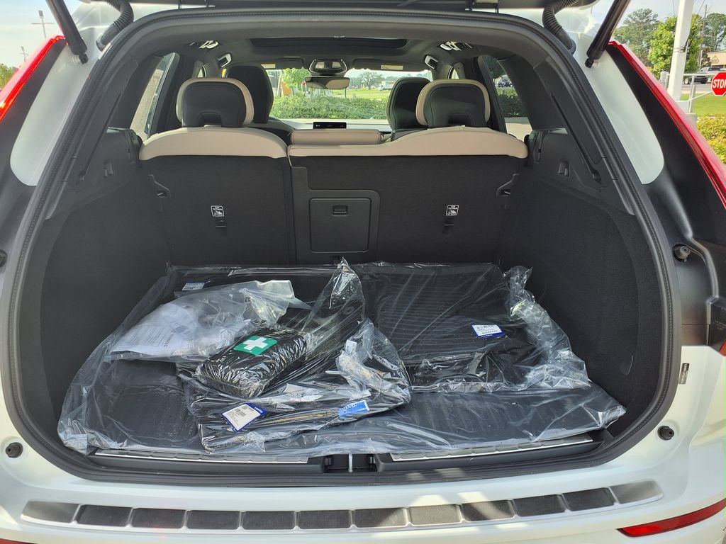 New 2026 Volvo XC60 B5 Plus w/ Protection Package Premier AWD/4WD image 9