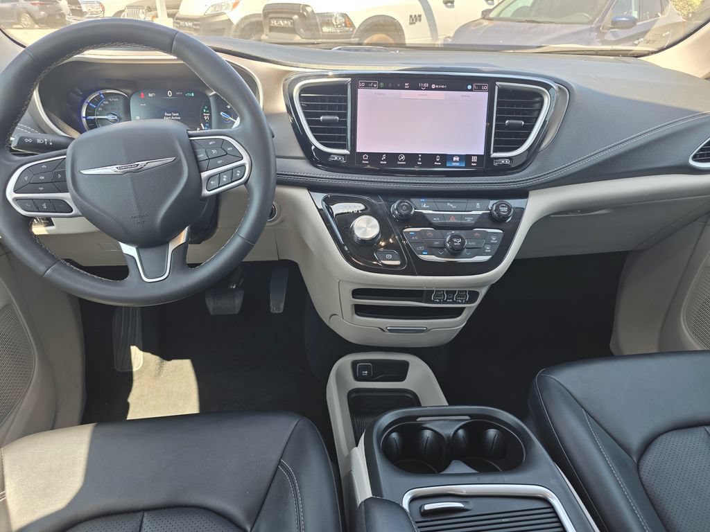 Certified 2024 Chrysler Pacifica Limited FWD image 17